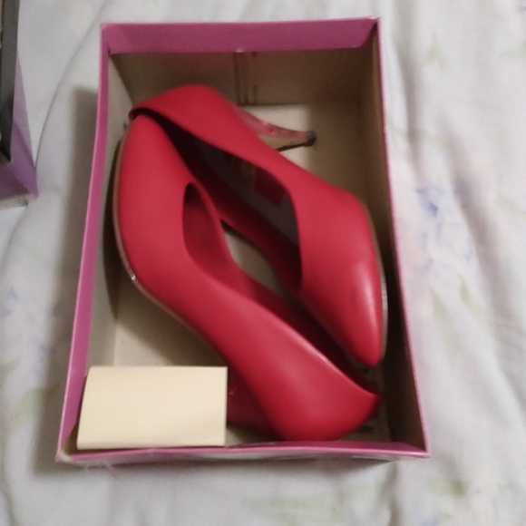 Shoes - Picture 4 of 7